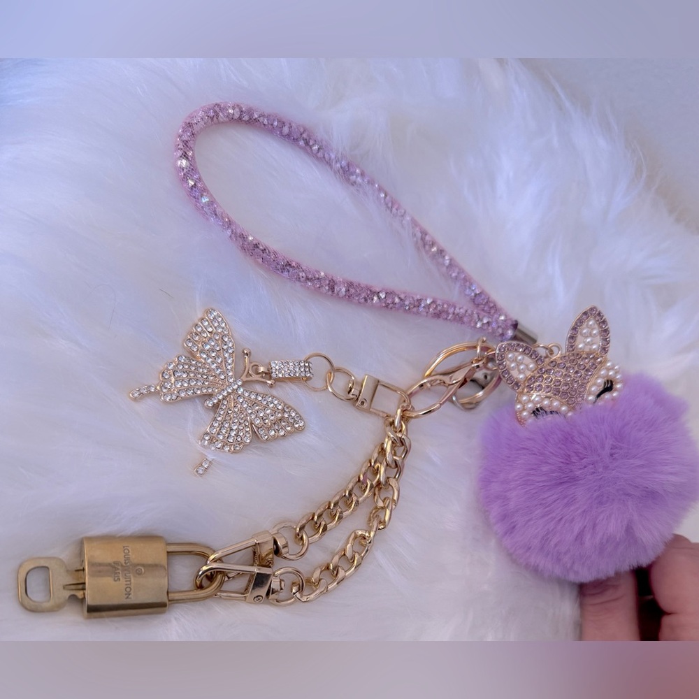 LV Lock/Key #437 (Authentic) on unbranded keychains. 400 series hard to find ❤️